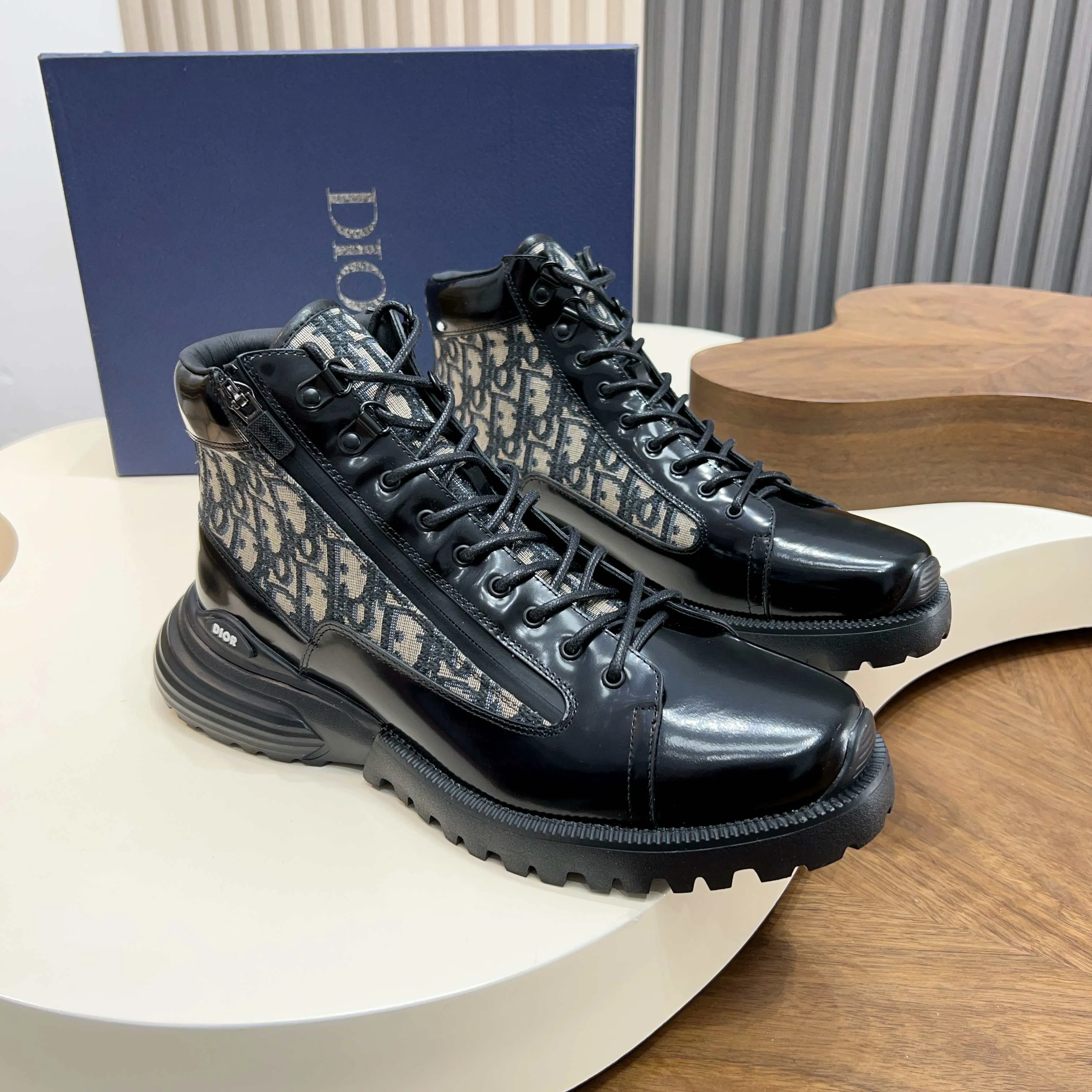 💰860 Dio* - Dior's autumn and winter luxury men's mid-top short boots, purely handmade, both inside and outside are imported first-layer cowhide, high-end quality and exquisite craftsmanship. Original TPU combination outsole. Wear a noble gentleman's taste. The best last type has been carefully debugged. 100% comfort. Size: 38-44 (38-45 can be customized)